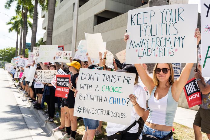 Vrouwen demonstreren tegen de strenge abortuswetgeving in Florida.