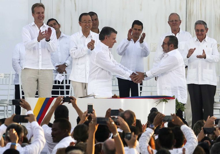 Colombiaanse president Juan Manuel Santos, samen met Raul Castro van Cuba, VN-secretaris Ban Ki Moon, de Venezolaanse president Nicolas Maduro en de FARC-leider Rodrigo Londoño tijdens de officiële ondertekening van het vredesakkoord tussen de Colombiaanse regering en de FARC Beeld ANP