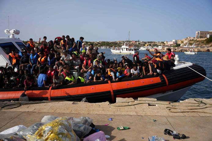 Een boot met migranten komt aan in Lampedusa, Italië.