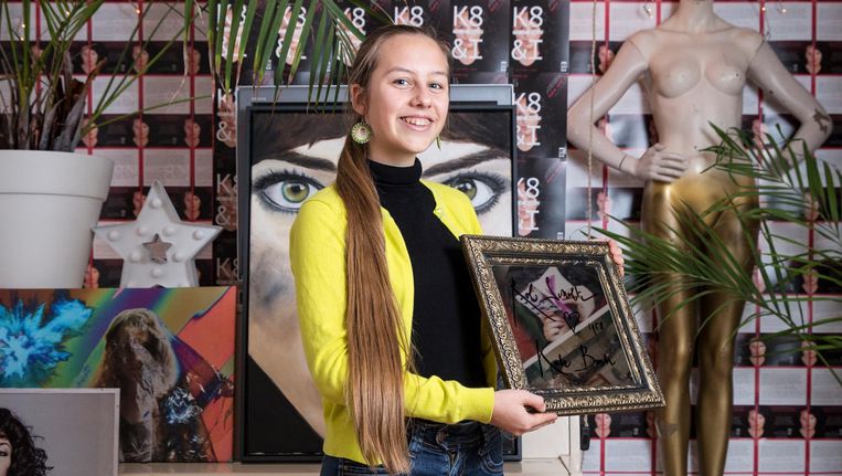 Luna van der Horst in haar pop-upmuseum, met in haar handen een werk van Rob Scholte Beeld Dingena Mol