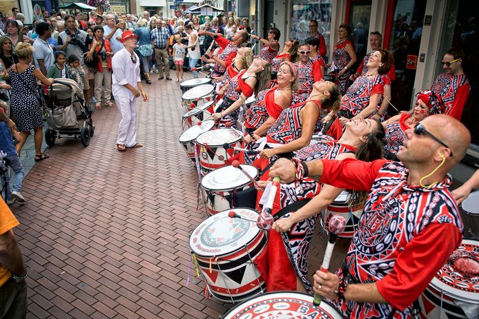 Kaais Zomercarnaval in de Oosterhoutse binnenstad, met hier de Tilburgse percussieband Batala in actie in de Kerkstraat.
Foto Johan Wouters / Pix4Profs