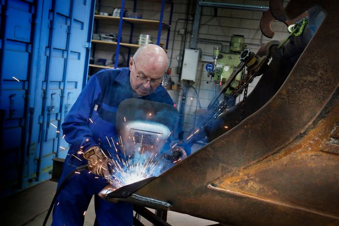 Lasser Gerrit Muilenburg (80) in actie in de werkplaats bij Van Zandwijk in Herwijnen.