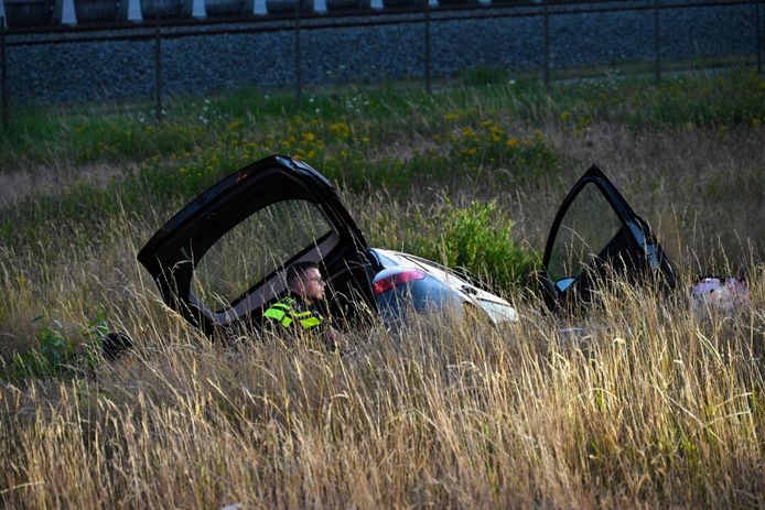 Bij de achtervolgde auto wordt door de politie langs de A16 bij Breda onderzoek gedaan.