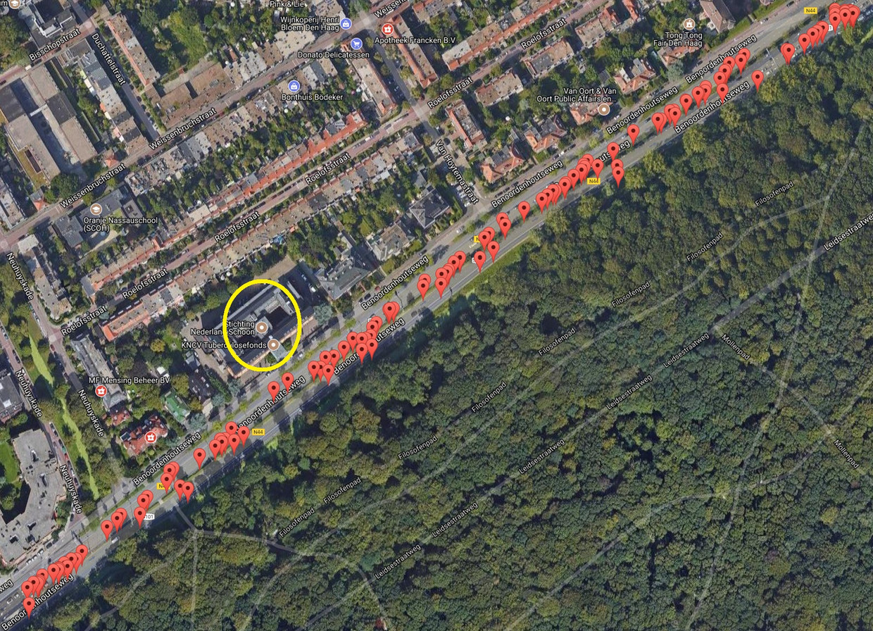 Google Maps Luchtfoto van de Benoordenhoutseweg in Den Haag. In het cirkeltje is het kantoor gevestigd van Nederland Schoon, de lobby-organisatie van de drank- en verpakkingsindustrie die campagne voert tegen zwerfafval. Afvalopraper Dirk de Groot vond langs deze weg, die grenst aan het Haagse Bos, 130 drankverpakkingen op een afstand van 1,3 kilometer. Beeld Google Maps