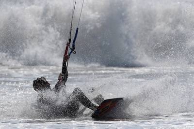 Door windstoot helemaal tot tegen gebouw geslingerd: Nederlander overleeft bizar kitesurfongeluk in Zuid-Afrika niet