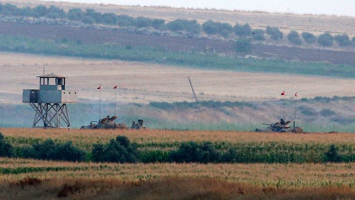 Turkse tanks bij de grens met Syrië