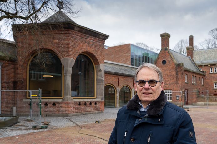 Theo Weijters voor het nieuwe schoenenmuseum in Waalwijk. Hij vindt dat de gemeente geen eerlijk beeld geeft van de kosten van het plan.
