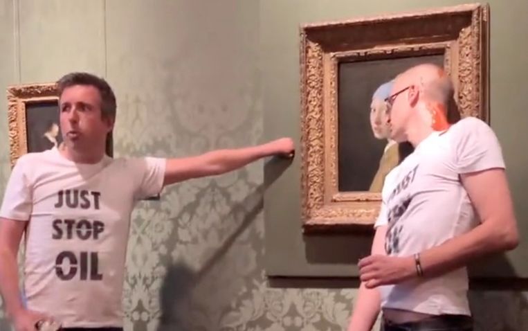 Klimaatactivisten bij het schilderij van Vermeer.  Beeld -