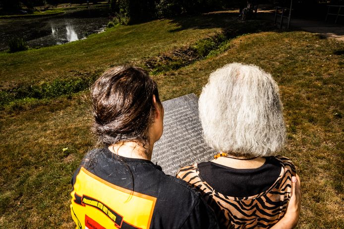 Helena en haar dochter Elene bij een pagina van vertellingen over Indië van Marion Bloem in herinneringspark Sawah Belanda nabij Bronbeek in Arnhem.