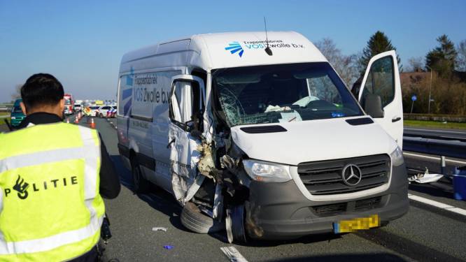 Bijrijder bestelbus gewond bij aanrijding met truck en oplegger op A28 tussen Staphorst en Zwolle