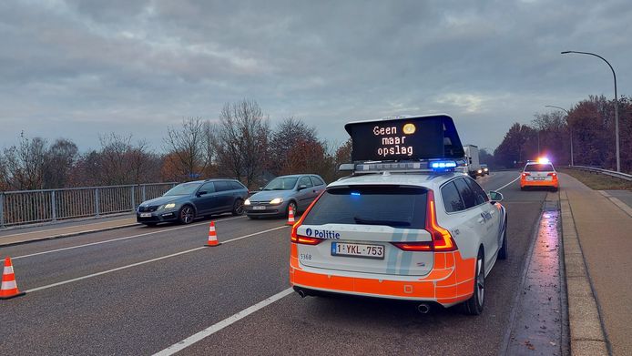 De lokale politie van Balen, Dessel en Mol controleerde boorddocumenten op de brug van Mol-Donk.