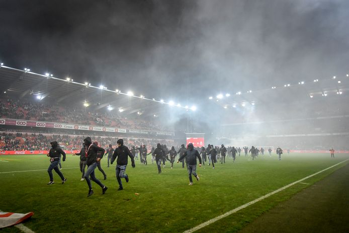 Standard-Charleroi werd definitief gestaakt doen boze fans het veld bestormden.