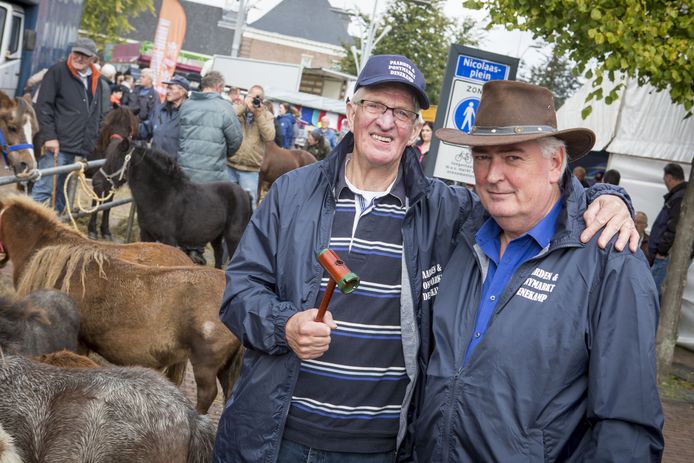 Ceriel Nijhuis (rechts) is voorzitter van de paarden- en ponymarkt in Denekamp. Hij snapt de ophef niet. „Het moet toch niet gekker worden?”