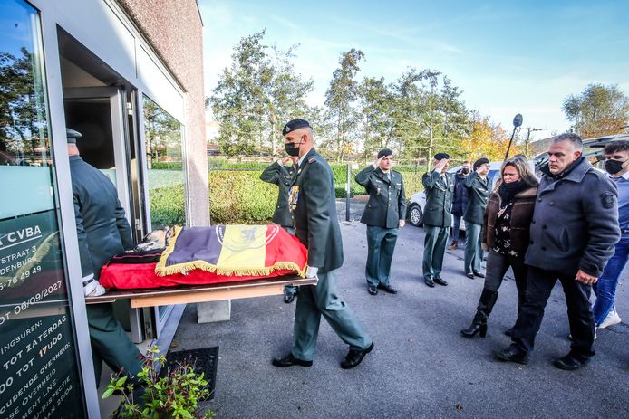 Tina bij binnenkomst in het crematorium.