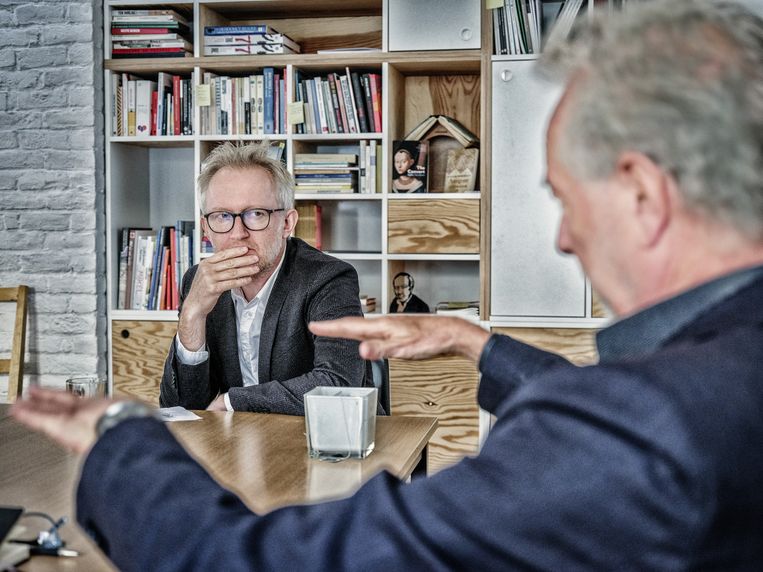 Hertmans: ‘Ik bewonder collega’s als David. Hij is altijd positief.’ Van Reybrouck: ‘Ik ben nochtans ongelooflijk bezorgd over het klimaat en de polarisering.’ Beeld Tim Dirven