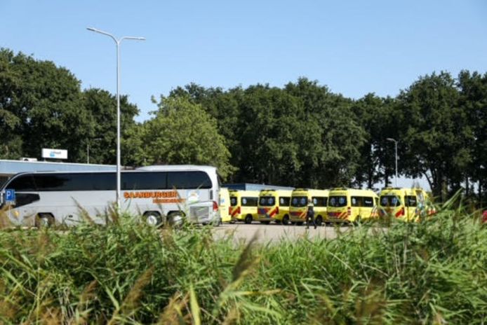 De touringcar en meerdere ambulances op de carpoolplaats.