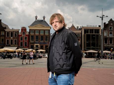 Journalist krijgt molotovcocktail door het raam