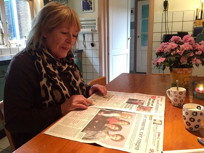 Mari-Anne Marijnissen aan de keukentafel in Oss met de Telegraaf voor zich. ,,Lees ik anders niet zo vaak."