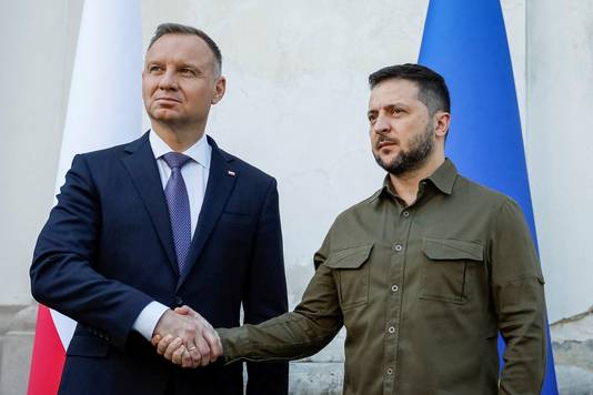 De Poolse president Andrzej Duda schudt de hand van zijn Oekraïense collega.
