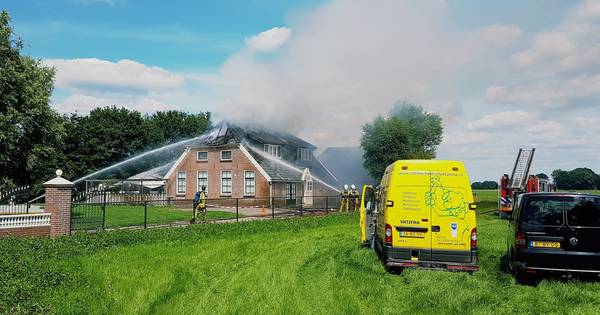 Boerderijbrand Dalfsen komt vermoedelijk door grasmaaier | Dalfsen - De Stentor