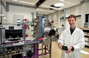 Ando Kuypers bij een onderdeel van de machinelijn voor zonnecellen bij Solliance. Archieffoto.