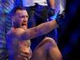 Gewonde Conor McGregor beledigt vrouw Poirier tot op het bot en krijgt middelvinger bij verlaten zaal