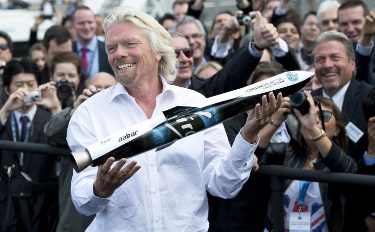 Richard Branson houdt een model vast van Launcher One voor Virgin Galactic, archiefbeeld ter illustratie. Beeld AFP