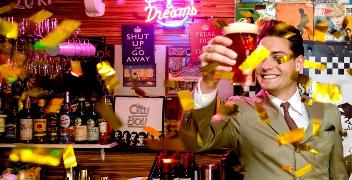 Zanger Douwe Bob openende tijdens het Eurovisie Songfestival in Stockholm zijn eigen bar. Het trok elke avond hordes oranjefans.