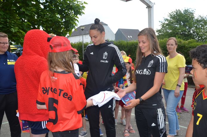 Red Flames Shari Van Belle en Nicky Evrard hebben maandag een bezoek gebracht aan basisschool Molenveld in Denderhoutem. Ze kregen onder meer voetbaltruitjes die de leerlingen van het zesde leerjaar hadden ontworpen.