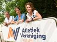 AV Rijssen krijgt een nieuwe hardlooproute door de stad, ter ere van alle vrijwilligers van de club. Bestuurslid Ger Siemerink (links),  initiatiefneemster Anita Pieper (rechts) en voorzitter Rianne Baan zijn er blij mee.