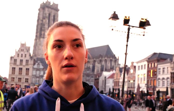 De damesploeg van Kangoeroes werd gevierd op de Grote Markt en in het stadhuis: Laure Resimont