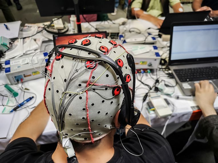 Парализованный пациент заново учится говорить благодаря электродам в мозгу