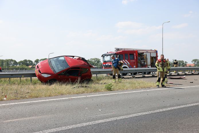 Een auto kwam tot stilstand tegen de vangrail na een ongeluk op de beruchte N50 bij Kampen.