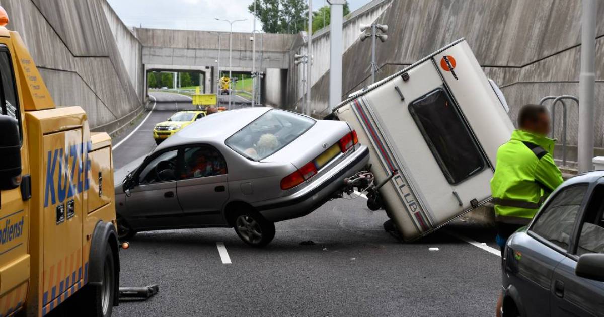 Dampoortaquaduct in Middelburg dicht na ongeluk met caravan.