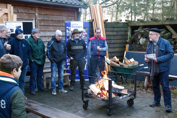 Het haardhout werd vrijdag voor de 46ste keer verkocht in Wintelre, onder toeziend oog van veilingmeester Thijs Offermans.