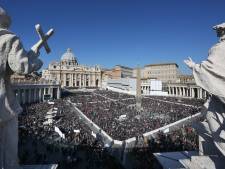 La place Saint-Pierre se remplit pour l'ultime audience de Benoît XVI