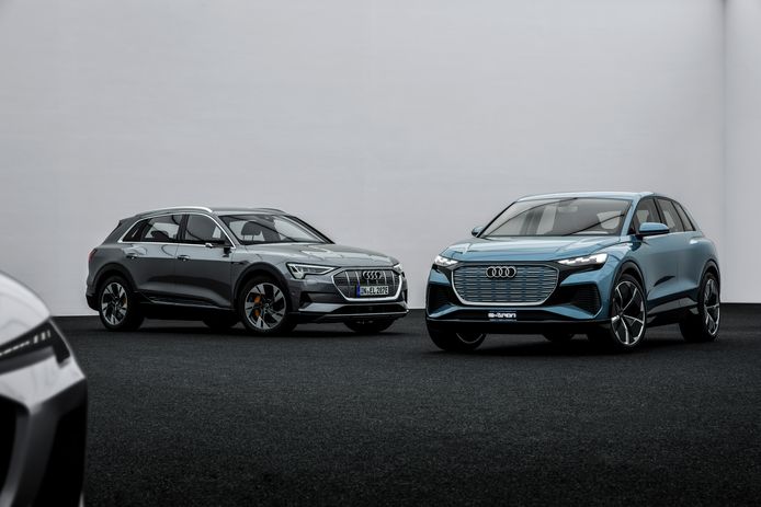 De Audi e-tron (links) en Q4 e-tron Concept naast elkaar.
