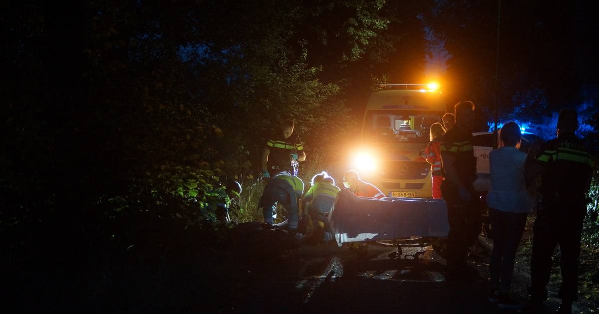 Scooterrijder zwaargewond bij botsing tegen boom in Kaatsheuvel.