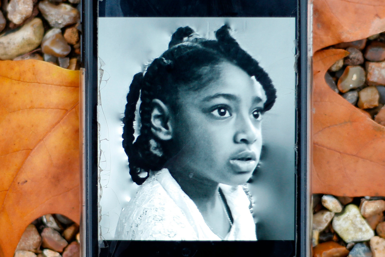 Een telefoon met een foto van Ella Adoo-Kissi-Debrah. Zij leed aan astma en stierf in 2013 mede als gevolg van luchtvervuiling.  Beeld AFP