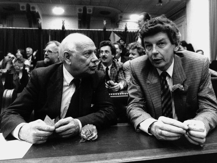 Juni 1986; beëdiging van de Tweede Kamer-leden. ‘Coming man’ in de PvdA Wim Kok met ‘oude rot’ Joop den Uyl.  Beeld ANP
