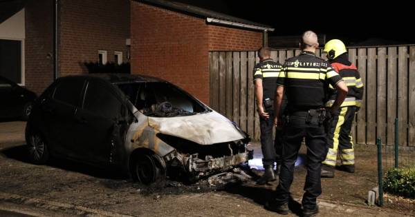 Auto brandt uit in Middelaar