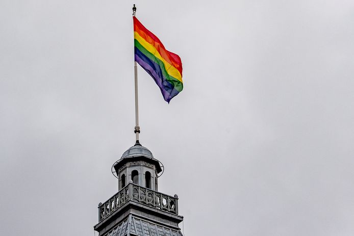 De regenboogvlag wappert op het stadhuis van Rotterdam.