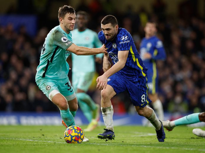 Joël Veltman (l) in actie namens Brighton tegen Chelsea.