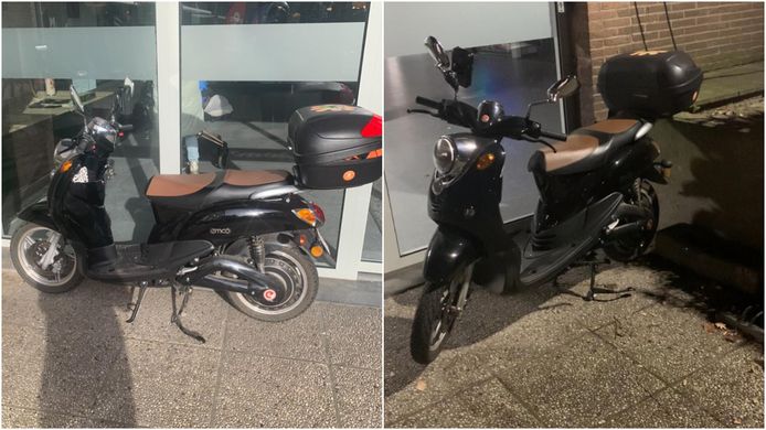 De elektrische bromfietsen stonden voor de deur van de winkelgaanderij geparkeerd.