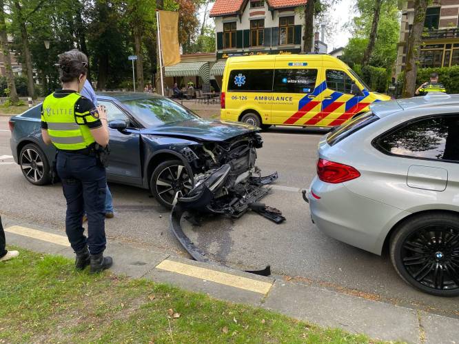 Auto’s botsen op elkaar pal voor restaurant in Apeldoorn: schade is groot