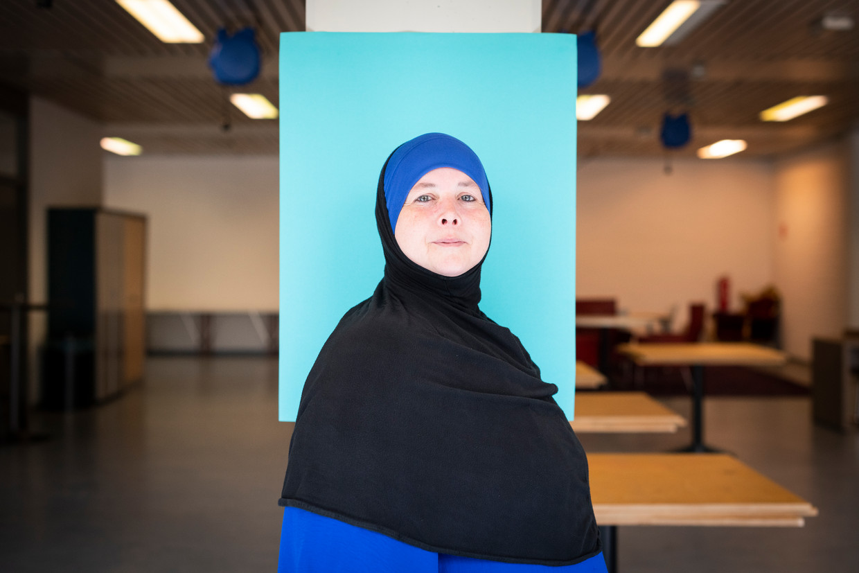 Denk-stemmer Rahma Hulsman is mede-oprichter van de Islamitische Voedselbank Rotterdam. 'Soms staan mensen om twaalf uur ‘s avonds nog bij me aan de deur, simpelweg omdat ze geen eten hebben.' Beeld Roos Pierson