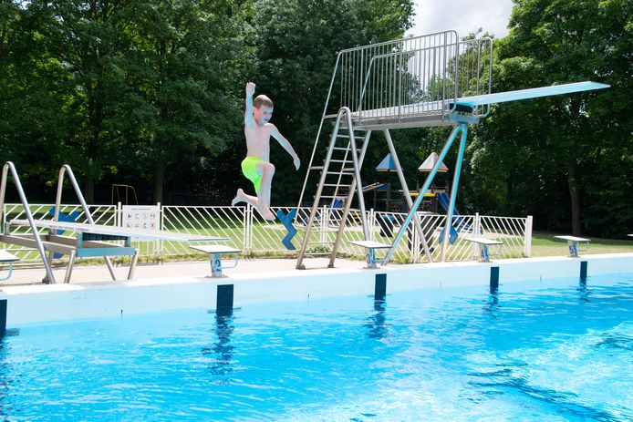 Niet echt zwemweer vandaag: in Sas van Gent hadden de bezoekers het zwembad bijna voor zichzelf.