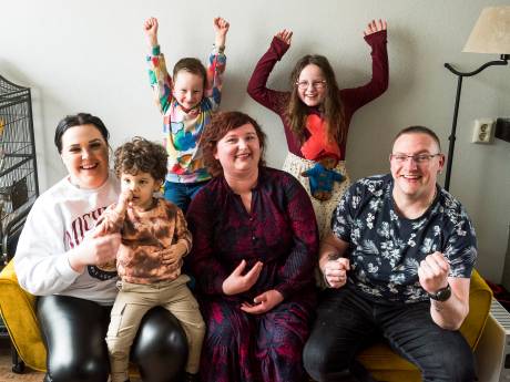 Alleenstaande moeder Dylana krijgt hulp van Sjoukje en Wesley en vindt tweede familie: ‘Verrijking voor het gezin’