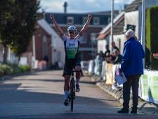 Van den Broek soleert naar winst in Ronde van Ossendrecht, Wiebes ‘natuurlijk’ de sterkste bij de vrouwen