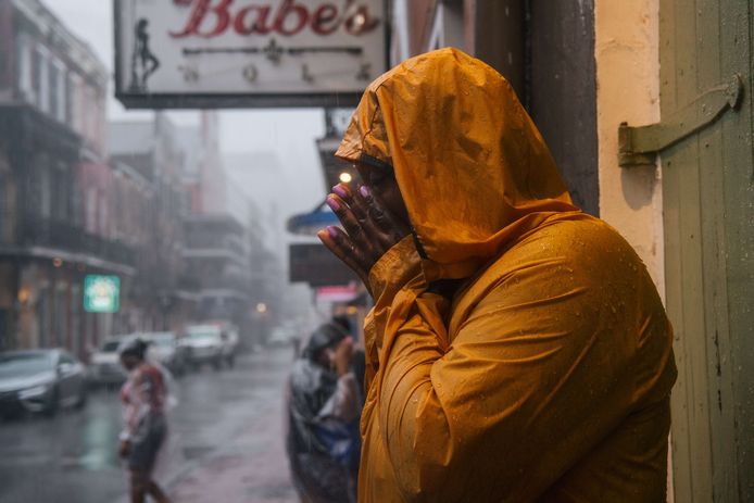 Een vrouw staat in de regen in New Orleans.